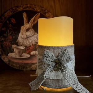 Lniana Szata Świecy Zapach Dworu z koronką i sercem dekoracja świecy handmade