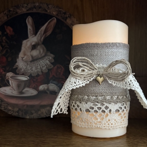 Lniana Szata Świecy Zapach Dworu z koronką i sercem dekoracja świecy handmade