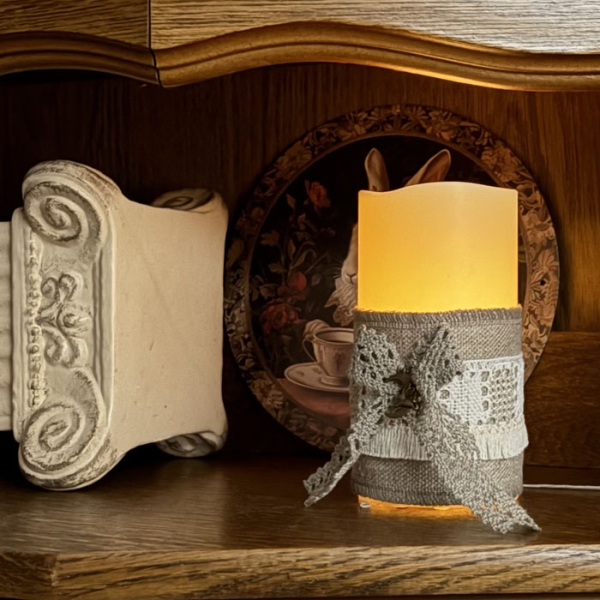 Lniana Szata Świecy Zapach Dworu z koronką i sercem dekoracja świecy handmade
