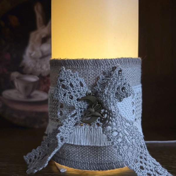 Lniana Szata Świecy Zapach Dworu z koronką i sercem dekoracja świecy handmade