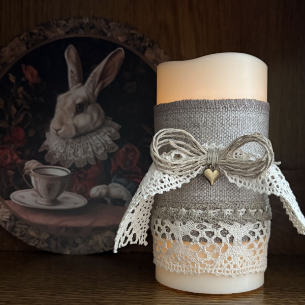 Lniana Szata Świecy Zapach Dworu z koronką i sercem dekoracja świecy handmade